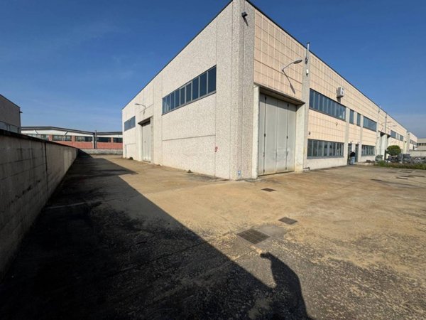locale commerciale in vendita a Cuggiono in zona Castelletto di Cuggiono