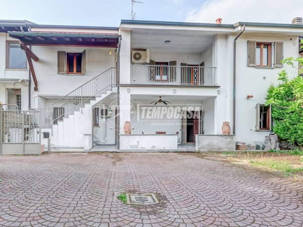 casa indipendente in vendita a Cuggiono in zona Castelletto di Cuggiono