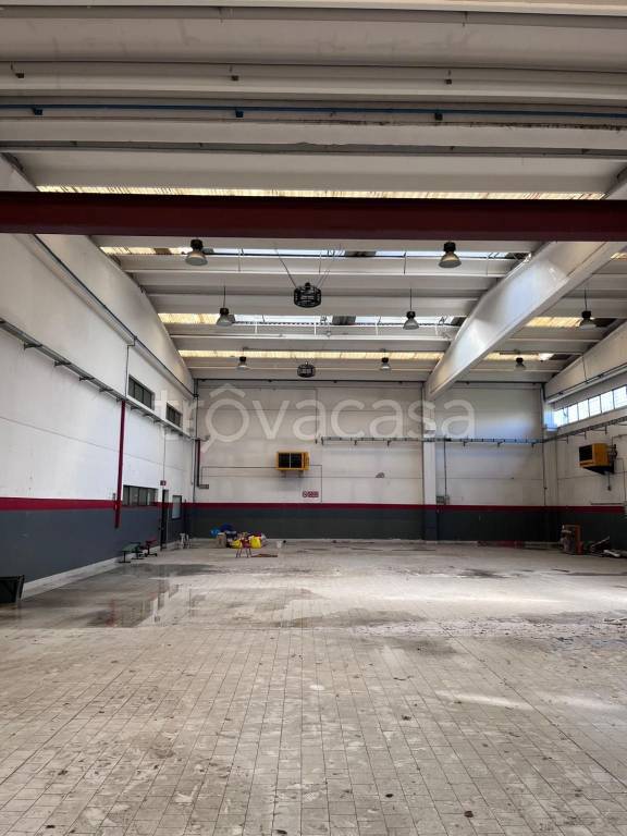 locale commerciale in vendita a Cusago