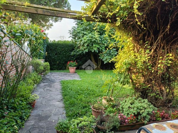 casa indipendente in vendita a Cusago in zona Monzoro