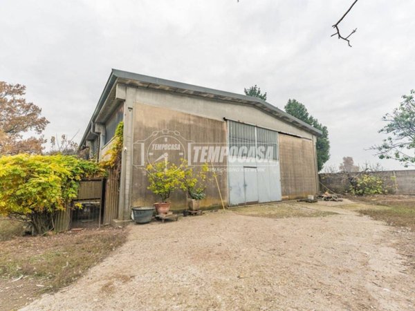 locale commerciale in vendita a Cusago