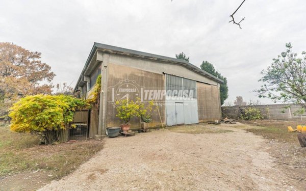 locale commerciale in vendita a Cusago
