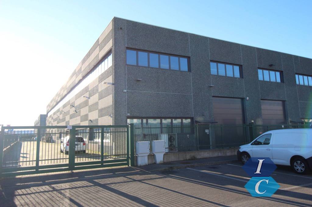 locale commerciale in vendita a Cusago