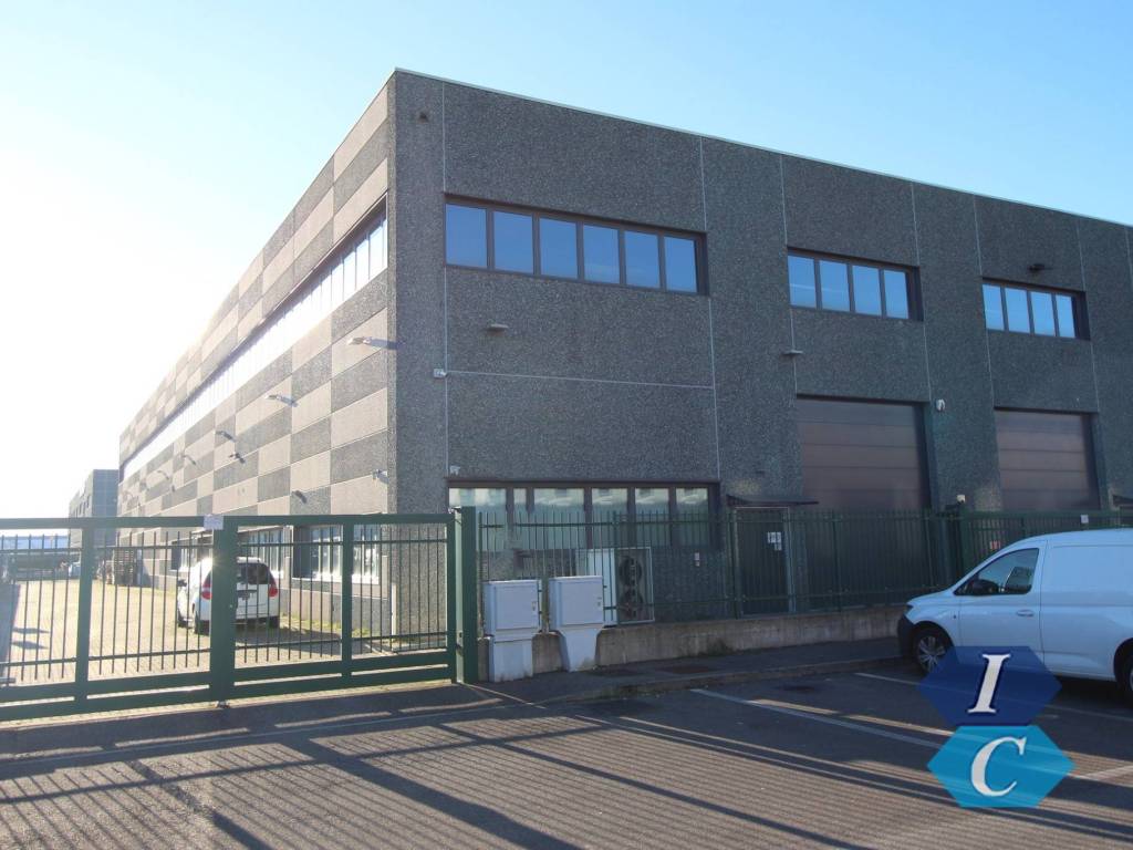 locale commerciale in vendita a Cusago