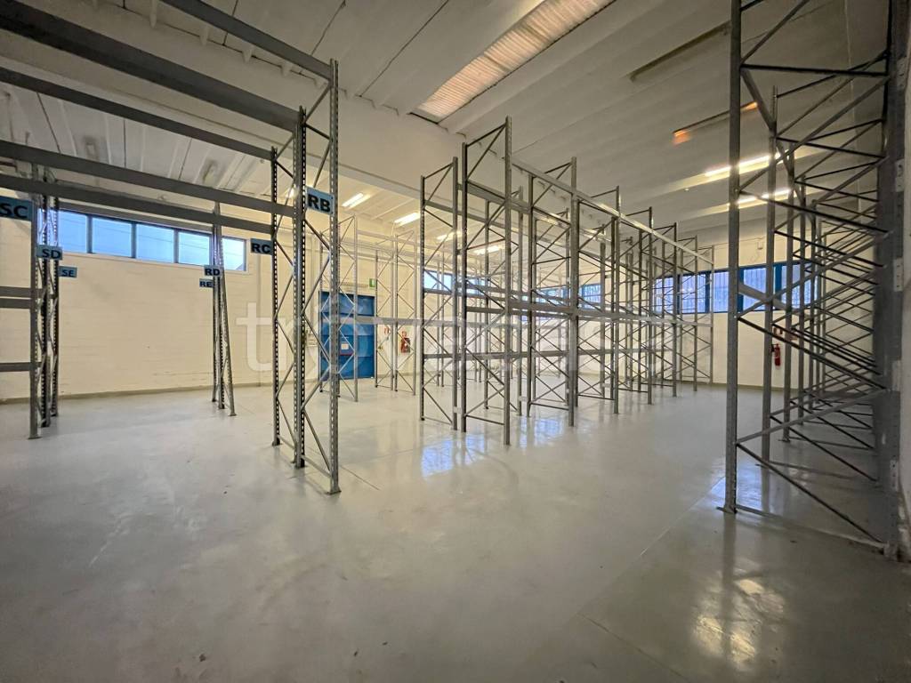 capannone in vendita a Cusago