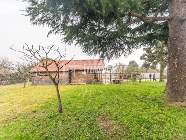 locale commerciale in vendita a Cusago in zona Monzoro