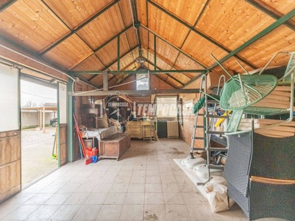 locale commerciale in vendita a Cusago in zona Monzoro