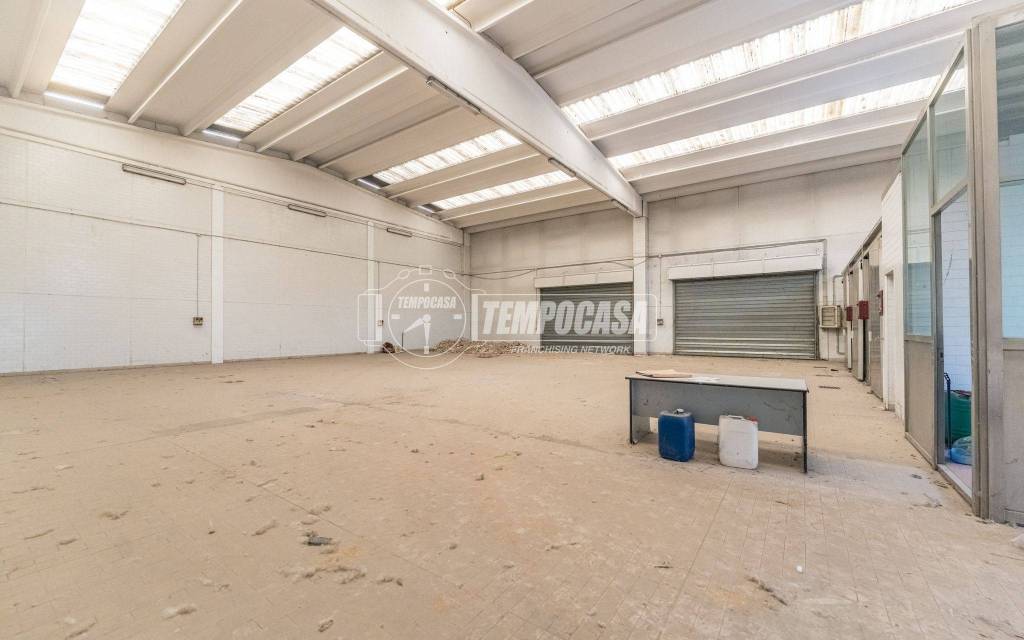 locale commerciale in vendita a Cusago