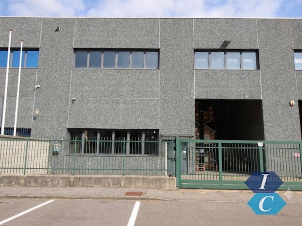 locale commerciale in vendita a Cusago