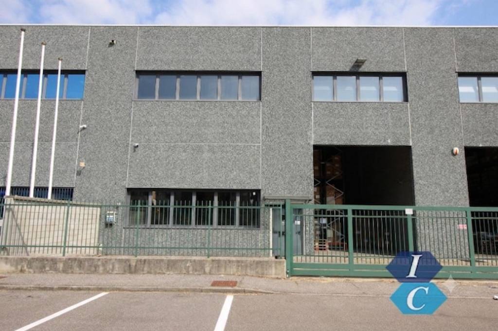 locale commerciale in vendita a Cusago