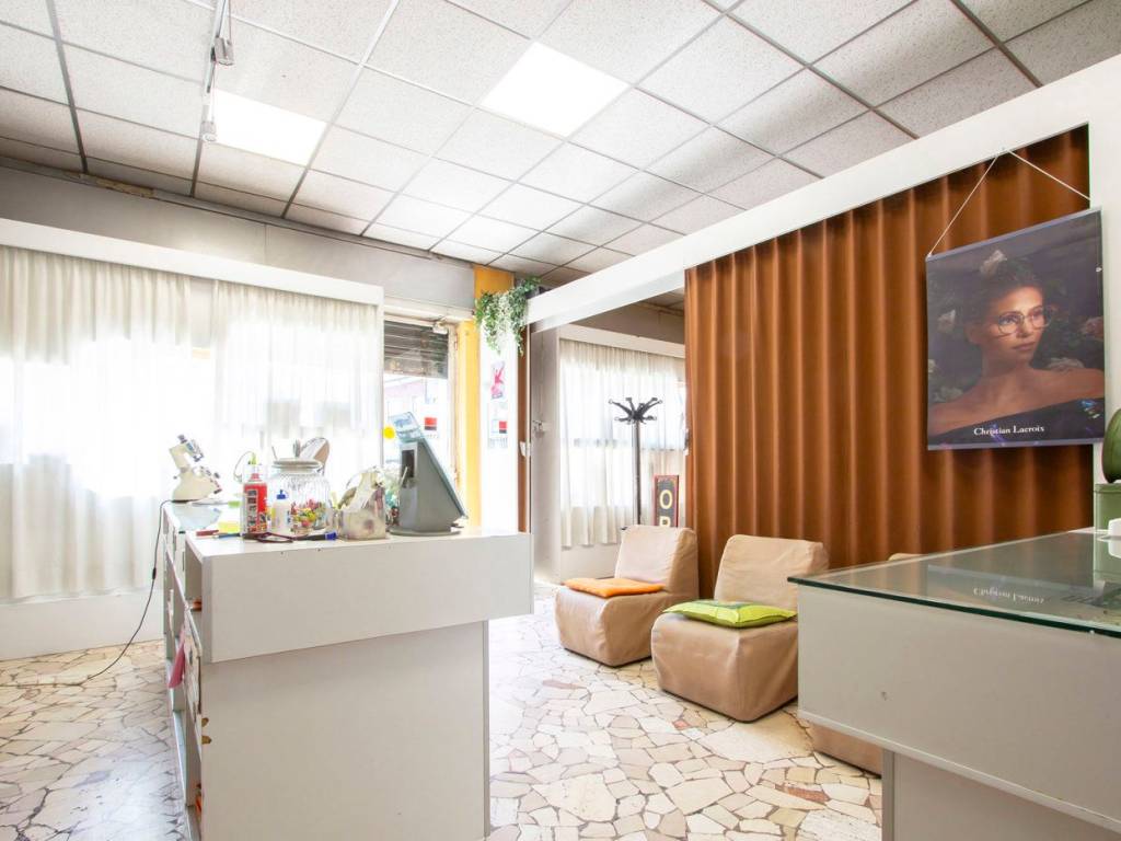 negozio in vendita a Cusano Milanino