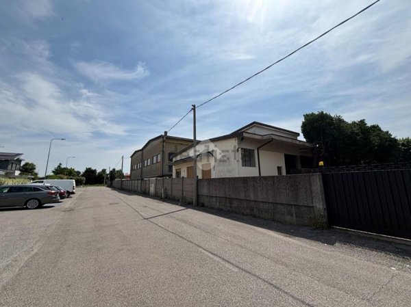 capannone in vendita a Dairago