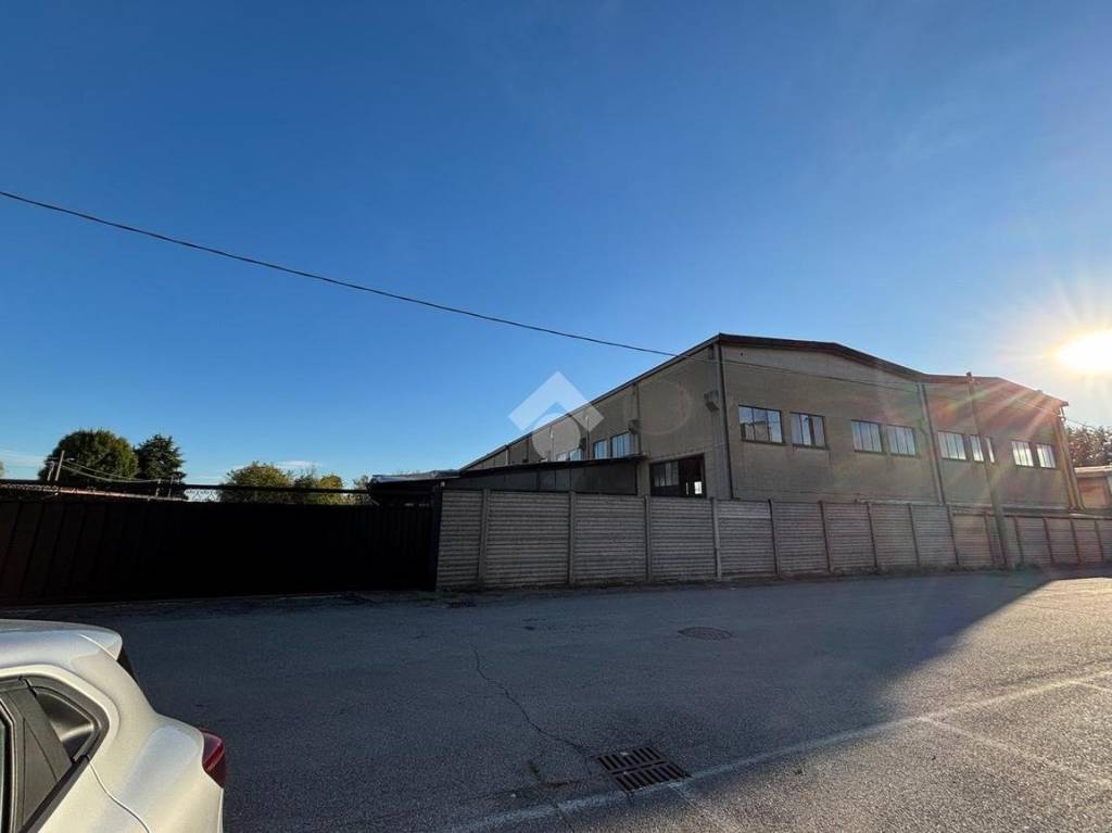 capannone in vendita a Dairago