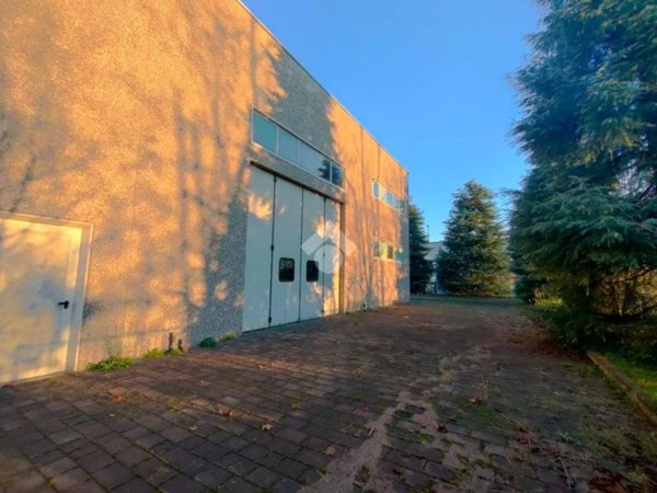 locale commerciale in vendita a Dairago