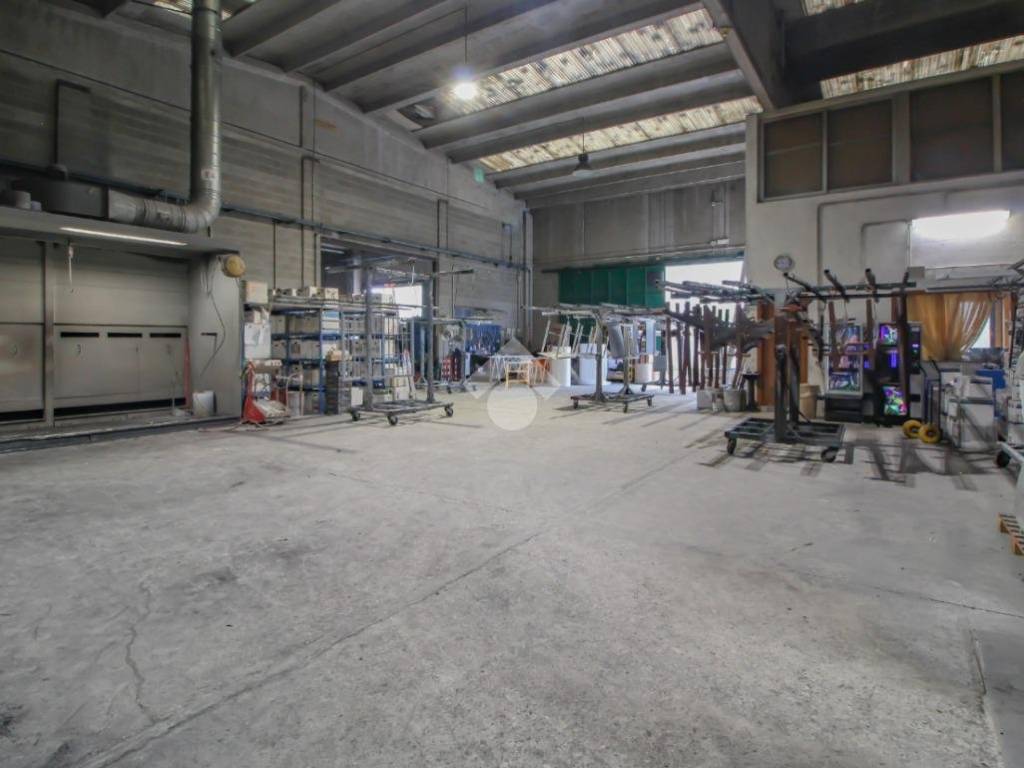 locale commerciale in vendita a Dresano