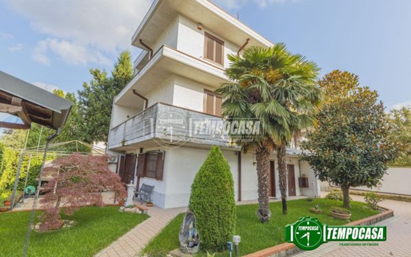 casa indipendente in vendita a Gaggiano in zona Vigano