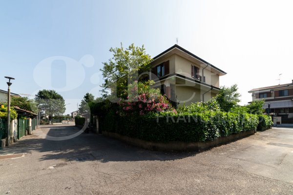 casa indipendente in vendita a Gaggiano in zona Vigano
