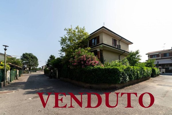 casa indipendente in vendita a Gaggiano in zona Vigano