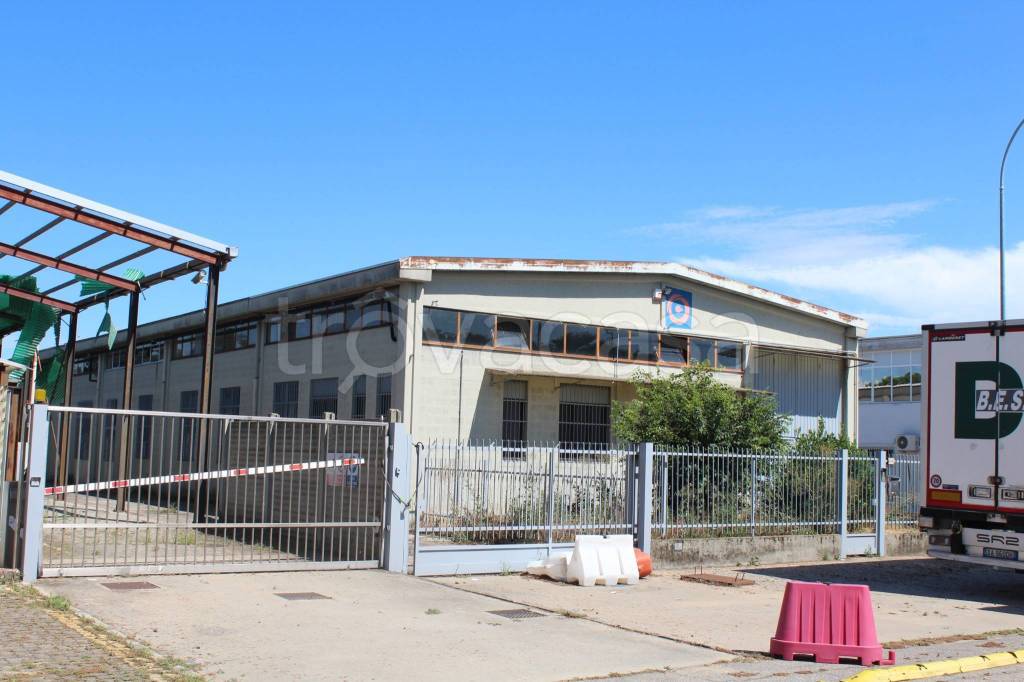 locale commerciale in vendita a Gaggiano in zona Vigano