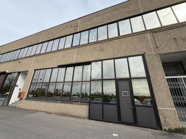 locale commerciale in vendita a Gaggiano