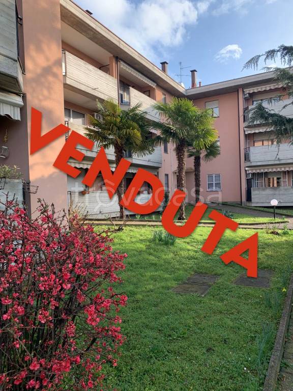 appartamento in vendita a Garbagnate Milanese in zona Bariana