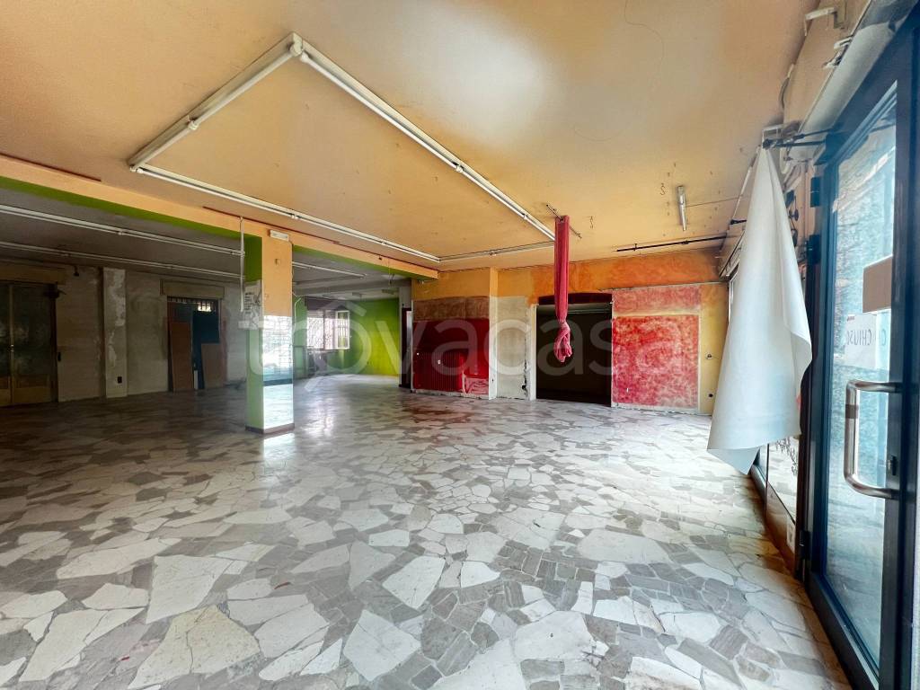 negozio in vendita a Garbagnate Milanese