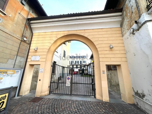 negozio in vendita a Garbagnate Milanese