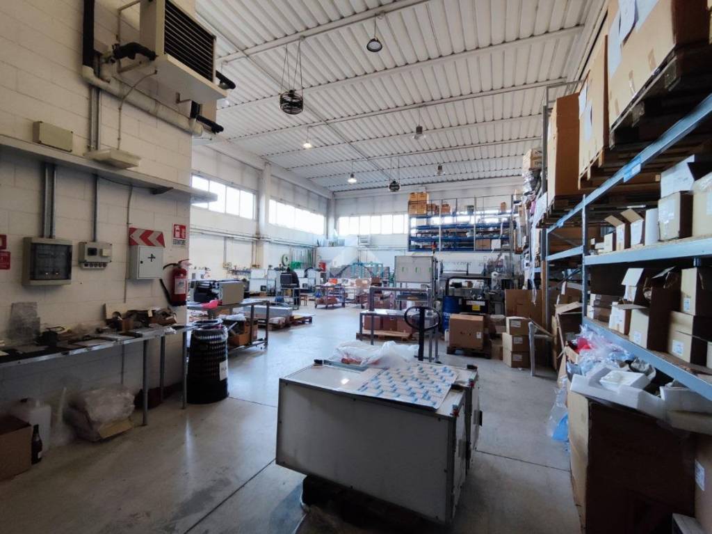 locale commerciale in vendita a Garbagnate Milanese