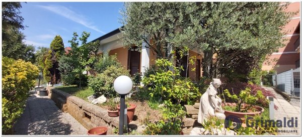 casa indipendente in vendita a Garbagnate Milanese in zona Bariana