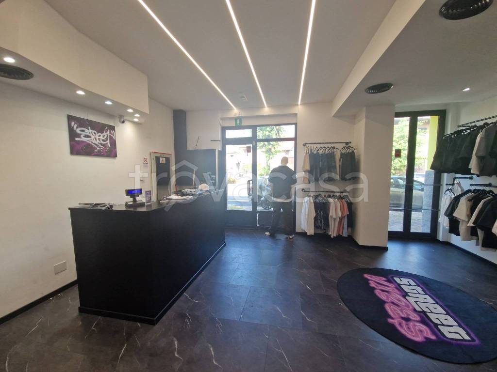 negozio in vendita a Garbagnate Milanese