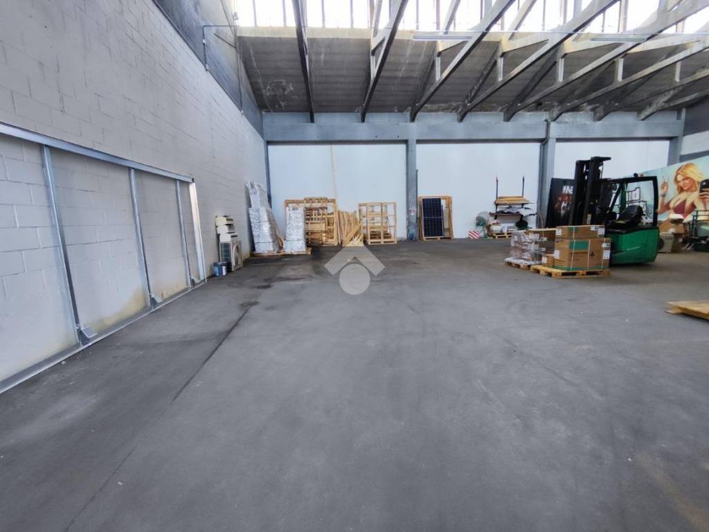 locale commerciale in vendita a Garbagnate Milanese