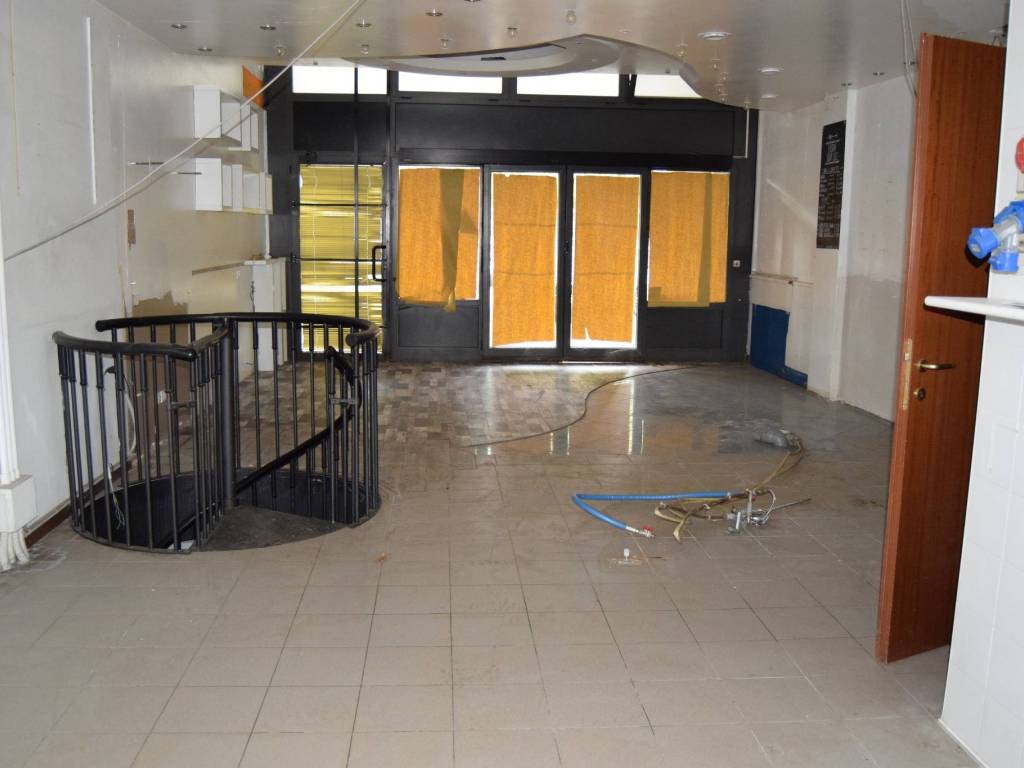 negozio in vendita a Garbagnate Milanese