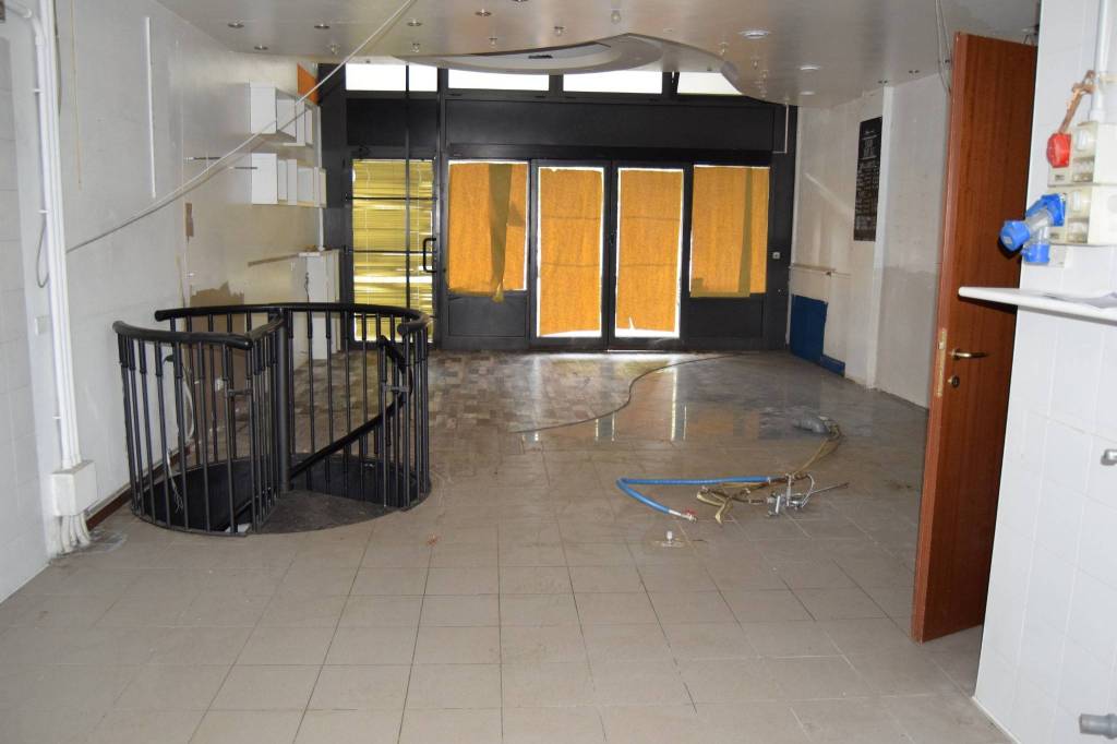 negozio in vendita a Garbagnate Milanese