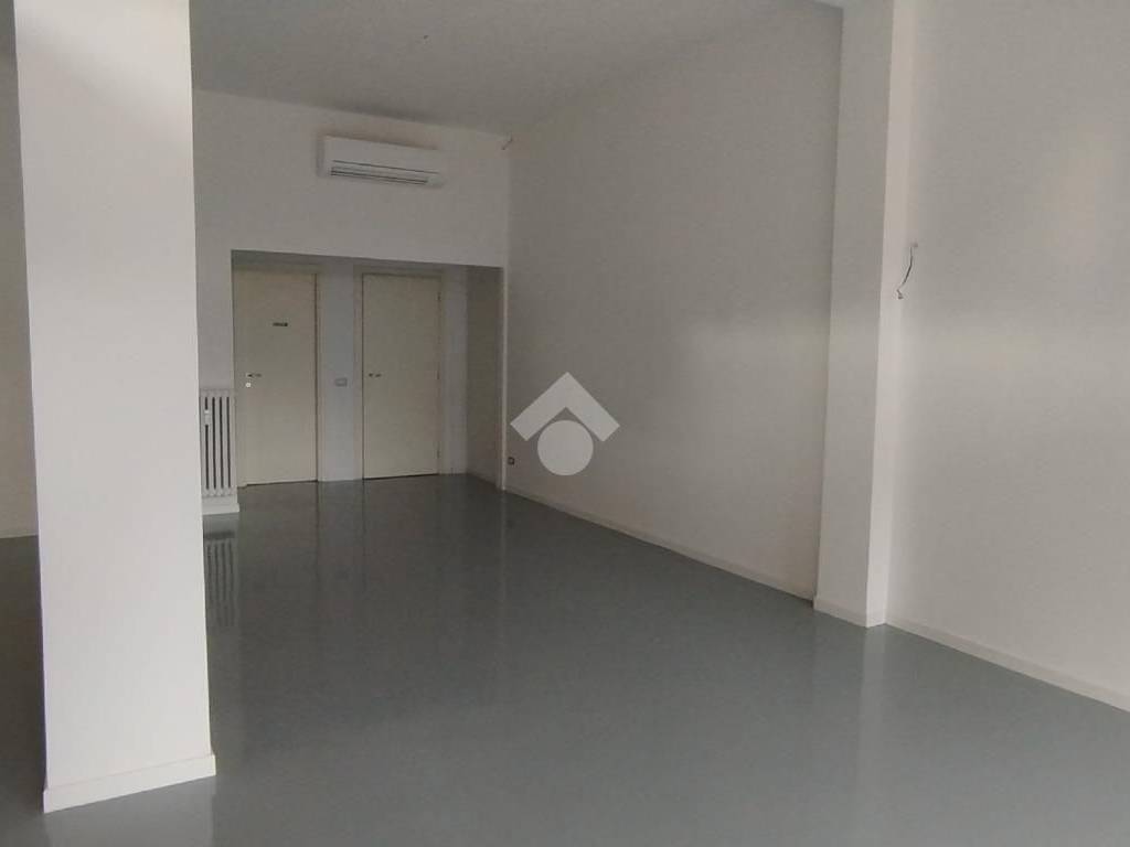 negozio in vendita a Garbagnate Milanese
