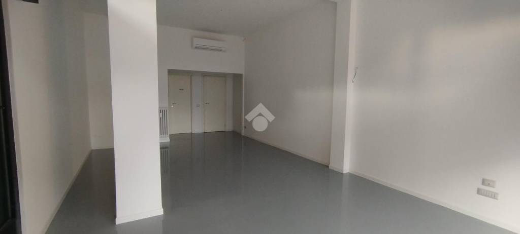 negozio in vendita a Garbagnate Milanese