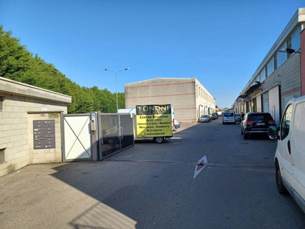 locale commerciale in vendita a Garbagnate Milanese