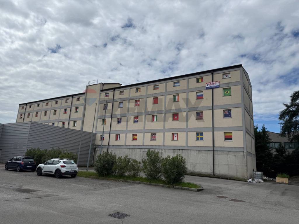 locale commerciale in vendita a Garbagnate Milanese