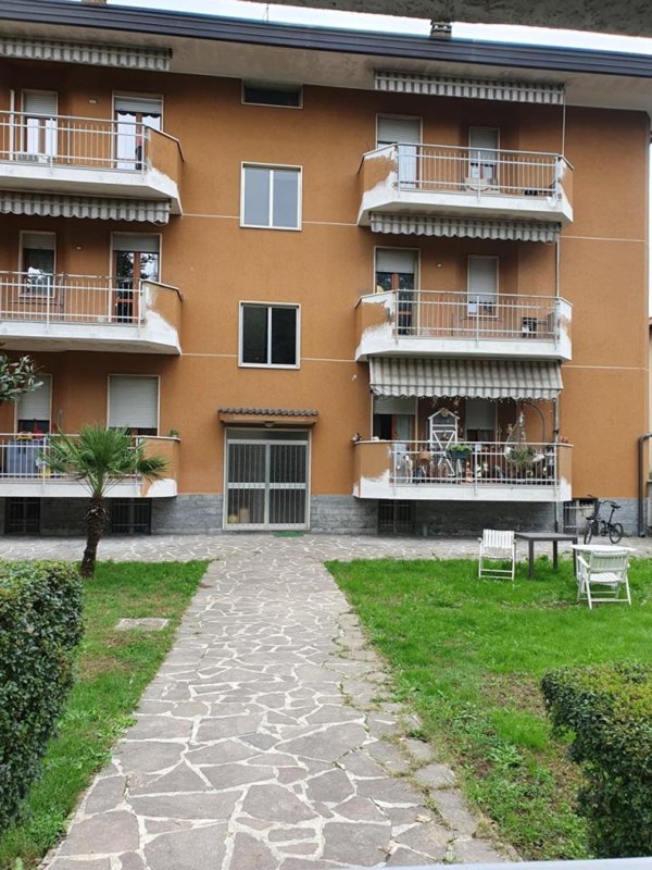 appartamento in vendita a Garbagnate Milanese in zona Bariana