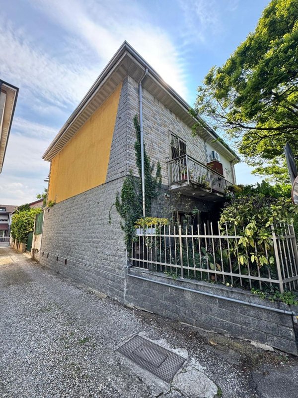 casa indipendente in vendita a Garbagnate Milanese