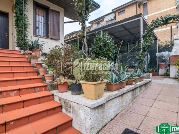 casa indipendente in vendita a Garbagnate Milanese in zona Bariana
