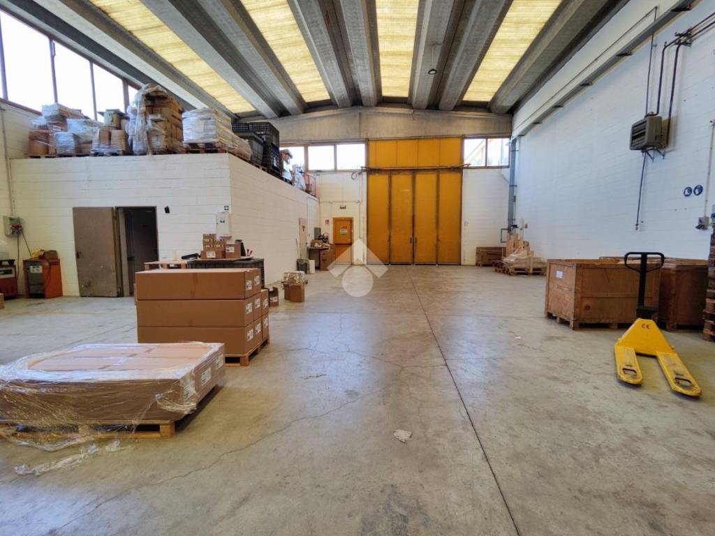 locale commerciale in vendita a Garbagnate Milanese