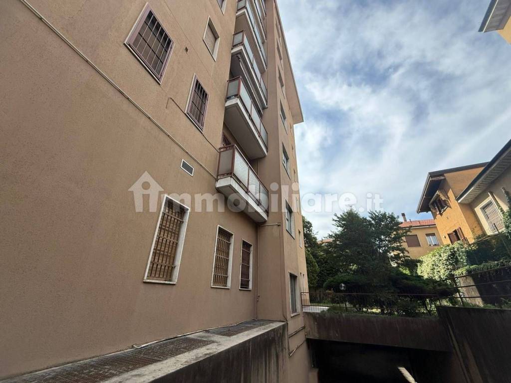 locale commerciale in vendita a Garbagnate Milanese