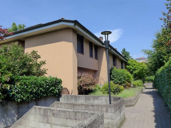 casa indipendente in vendita a Garbagnate Milanese in zona Bariana