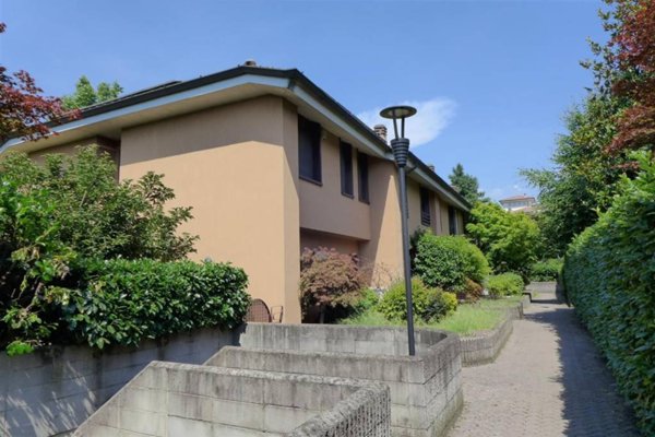 casa indipendente in vendita a Garbagnate Milanese in zona Bariana