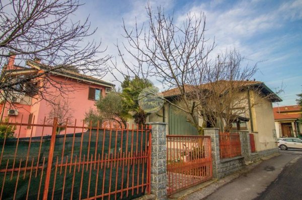 casa indipendente in vendita a Garbagnate Milanese in zona Bariana