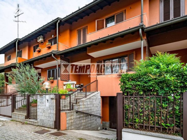 casa indipendente in vendita a Garbagnate Milanese in zona Bariana