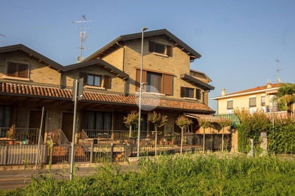 casa indipendente in vendita a Garbagnate Milanese in zona Bariana
