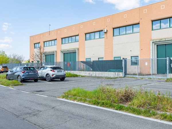 locale commerciale in vendita a Gessate