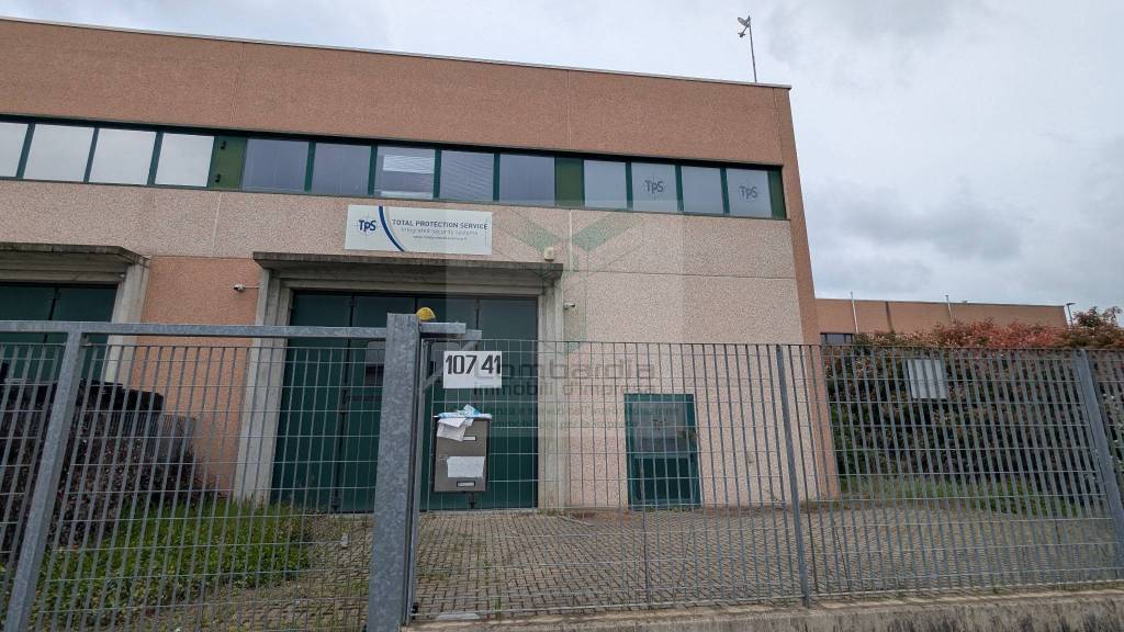 locale commerciale in vendita a Gessate