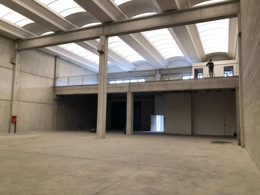 locale commerciale in vendita a Gessate
